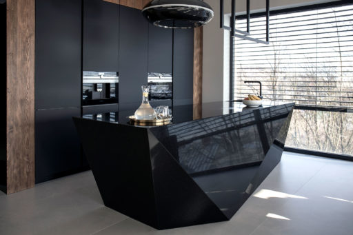 Geometryczna wyspa kuchenna z granitu